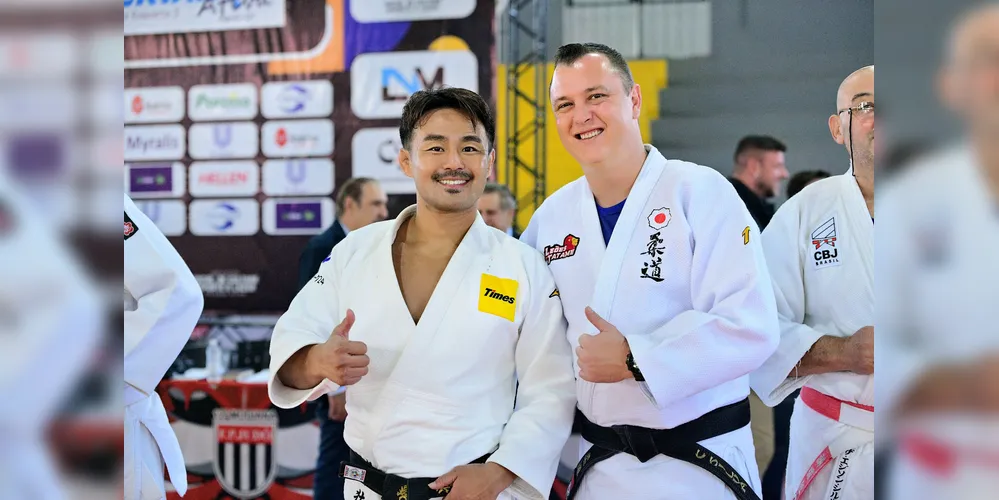 Medalhista olímpico Soichi Hashimoto e o sensei do projeto Leões do Tatame Carlos Silva