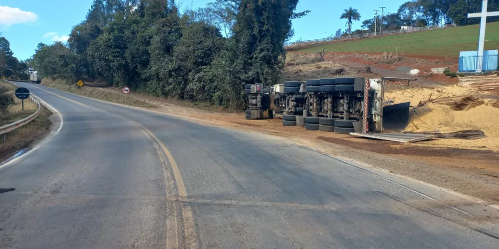 O caminhão envolvido no acidente possui placas de Ivaiporã