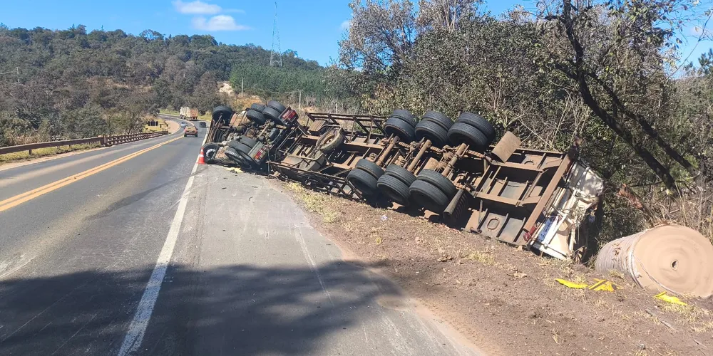 A carga de bobinas de papel se espalhou para fora das margens da rodovia