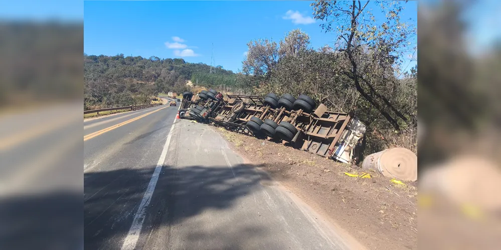 A carga de bobinas de papel se espalhou para fora das margens da rodovia