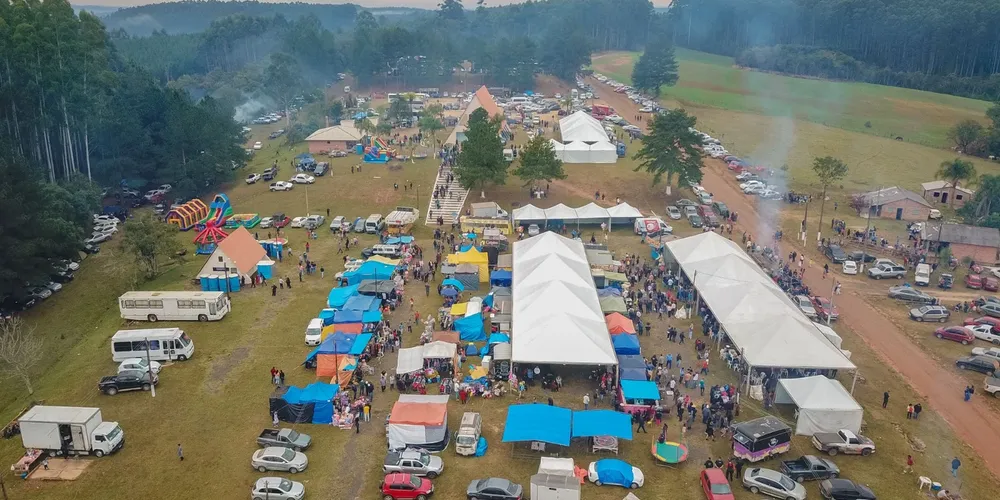 No domingo (27), a igreja segue aberta para visitação, com mais atrações musicais e barracas típicas