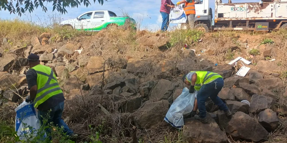 A localidade recebe a coleta de lixo regularmente, uma vez por semana o caminhão passa recolhendo os resíduos