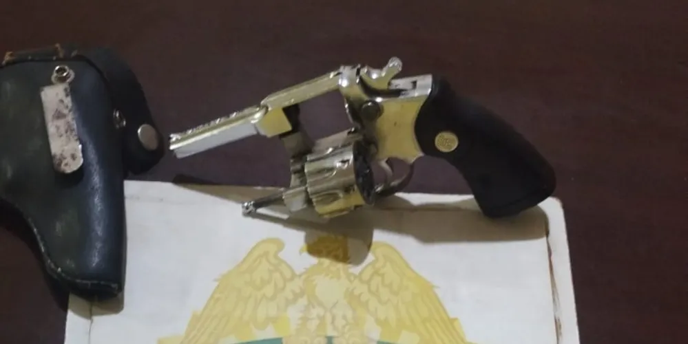 A arma de fogo utilizada no crime foi apreendida