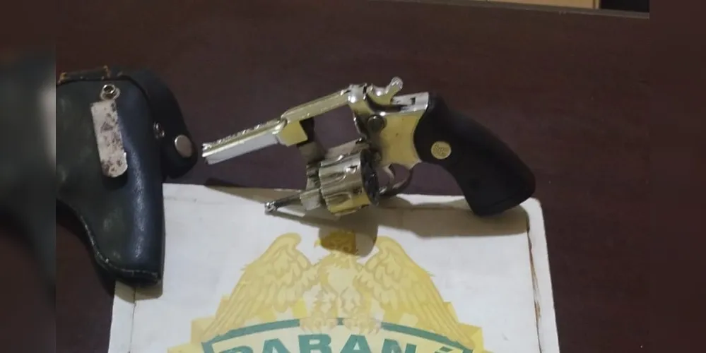 A arma de fogo utilizada no crime foi apreendida