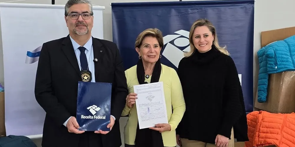 Remy Deiab Junior, Elizabeth Schmidt e Tatiana Denise Belo estiveram reunidos durante a entrega