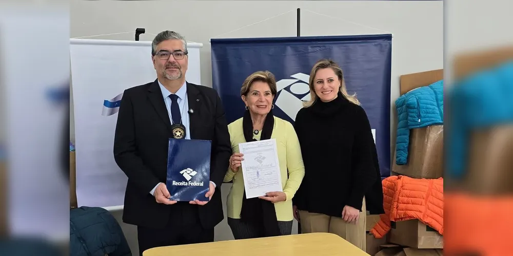 Remy Deiab Junior, Elizabeth Schmidt e Tatiana Denise Belo estiveram reunidos durante a entrega