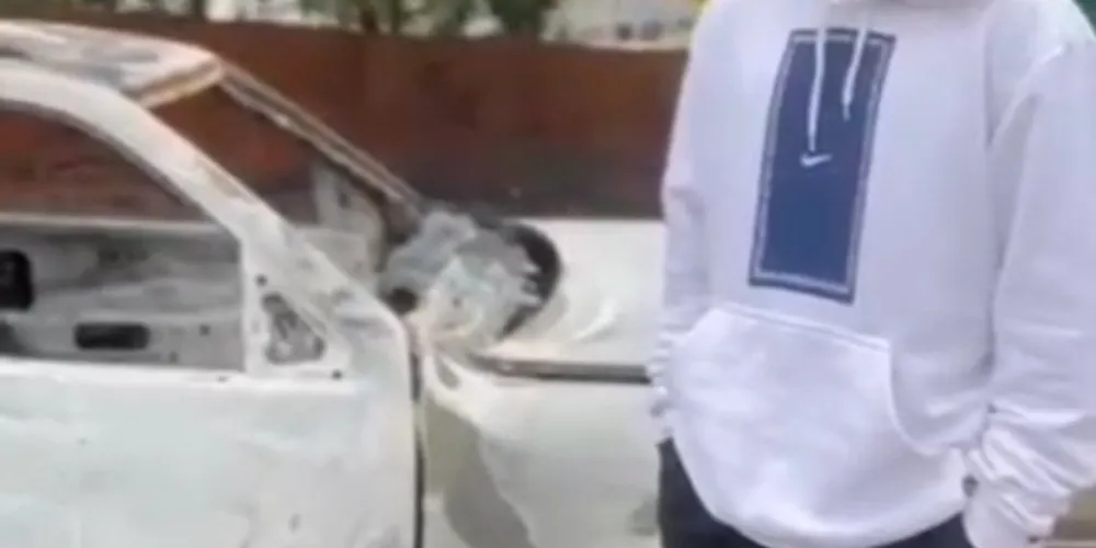 Veículo foi completamente consumido pelas chamas