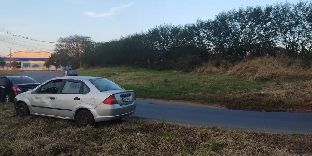 Acidente envolveu um Ford Fiesta e uma moto Honda CG