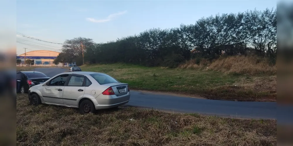 Acidente envolveu um Ford Fiesta e uma moto Honda CG