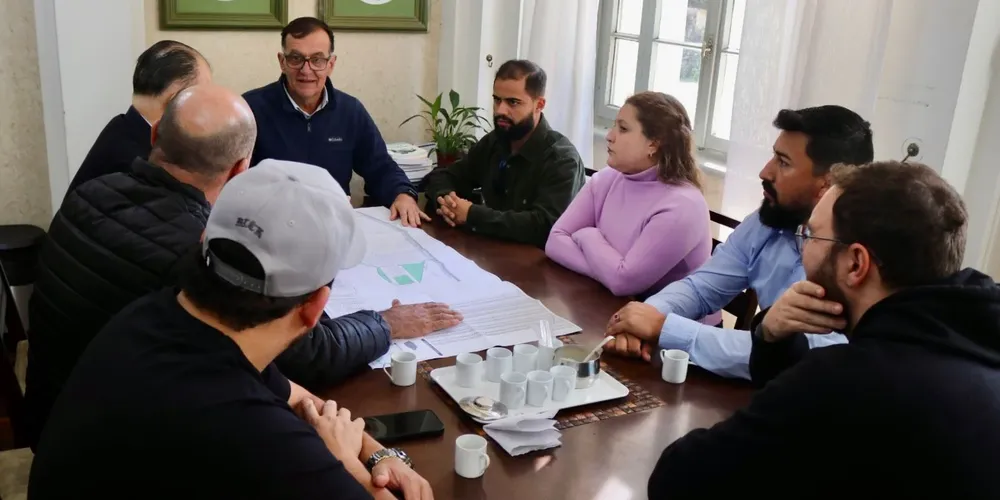 O prefeito se reuniu com representantes da Administração Municipal nessa segunda-feira (14).