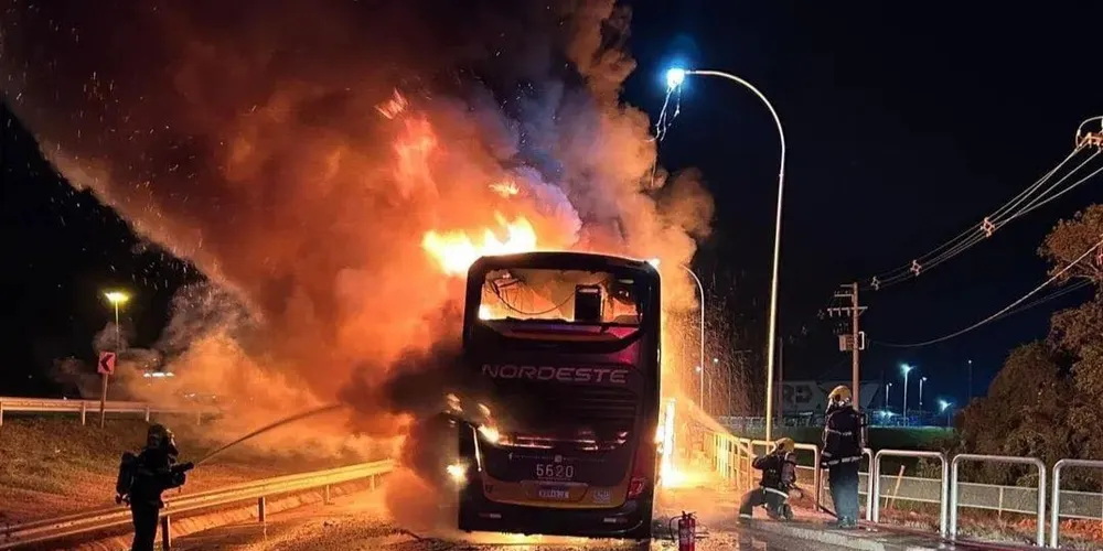 O Corpo de Bombeiros Militar de Garuva foi acionado imediatamente após o início das chamas
