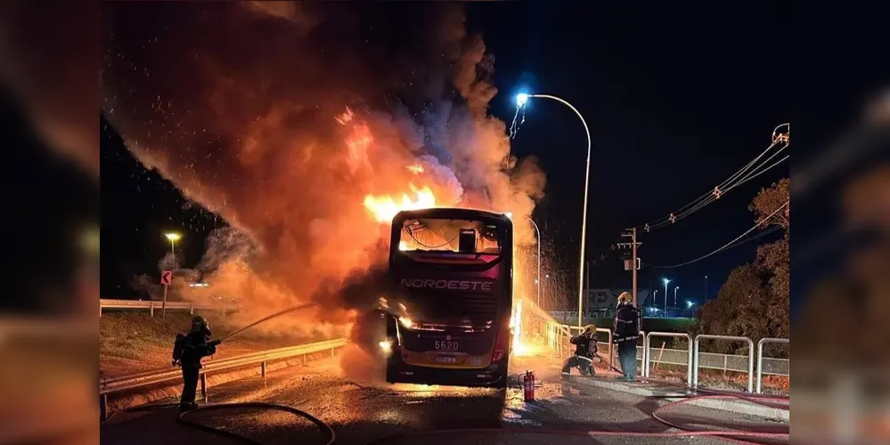 O Corpo de Bombeiros Militar de Garuva foi acionado imediatamente após o início das chamas