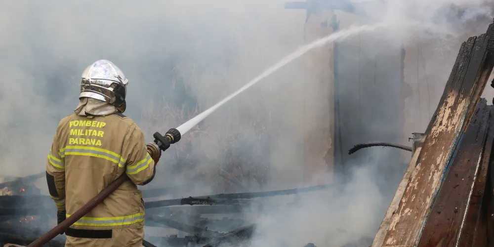O Corpo de Bombeiros foi acionado para combater o incêndio