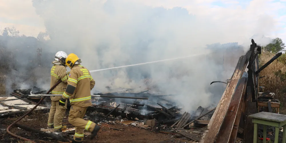 Casa foi totalmente consumida pelas chamas