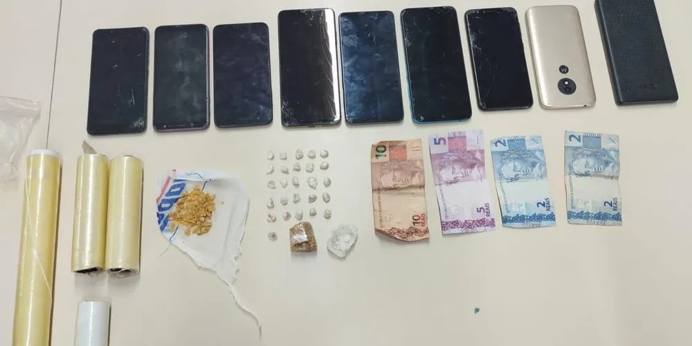 Além dos homens presos, drogas foram apreendidas