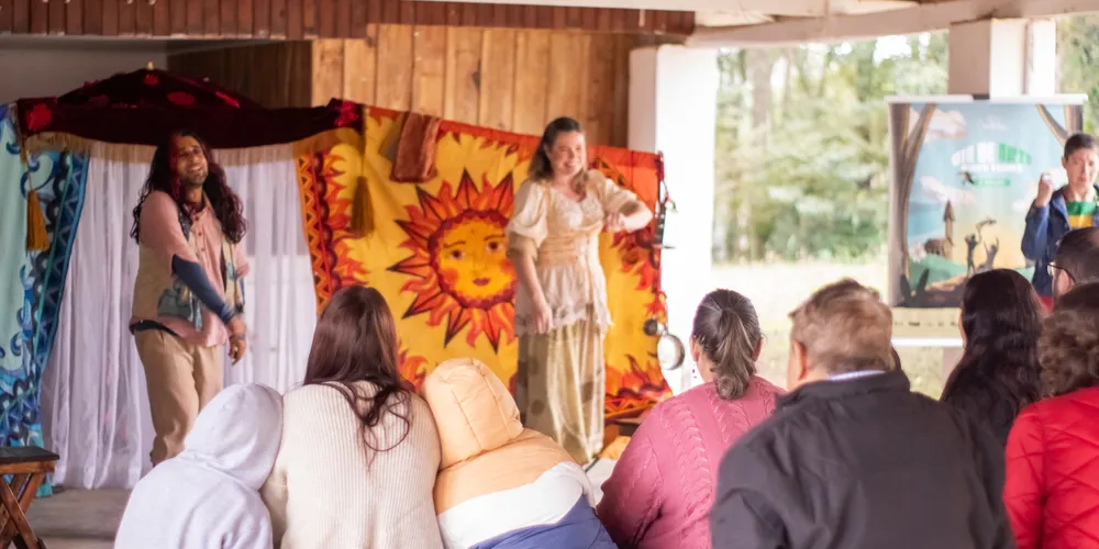 A peça apresentada possui influências do teatro mambembe e teatro de rua, apresenta músicas originais e uma história didática