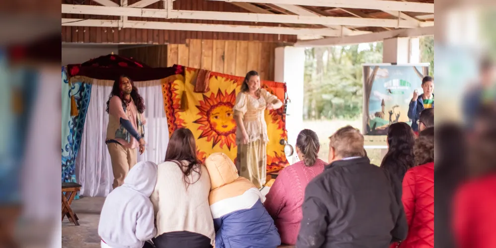 A peça apresentada possui influências do teatro mambembe e teatro de rua, apresenta músicas originais e uma história didática
