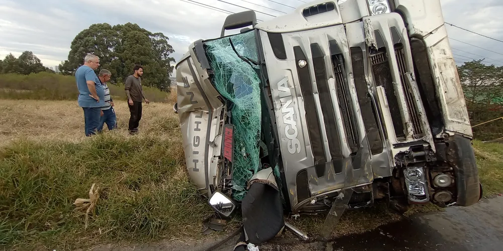Acidente grave envolvendo carros e caminhões é registrado em PG