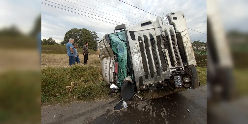 Acidente grave envolvendo carros e caminhões é registrado em PG