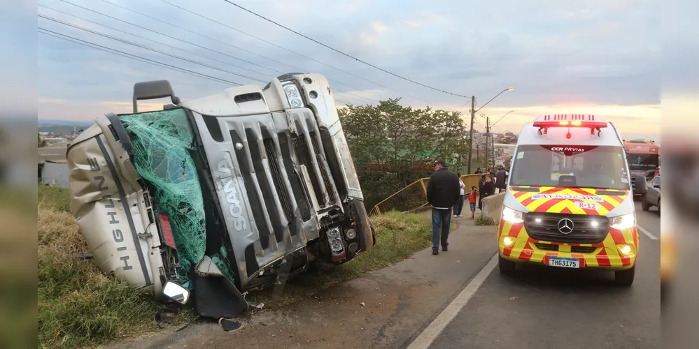 O acidente foi provocado por um caminhão desgovernado e causou congestionamento na via