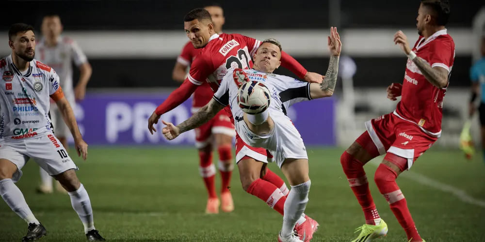 A partida foi disputada na noite desta quinta-feira (17), no Estádio Germano Krüger