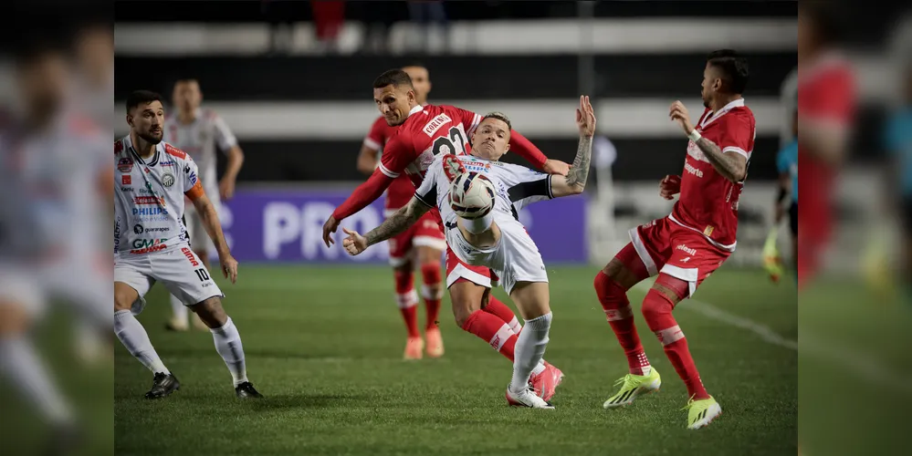 A partida foi disputada na noite desta quinta-feira (17), no Estádio Germano Krüger