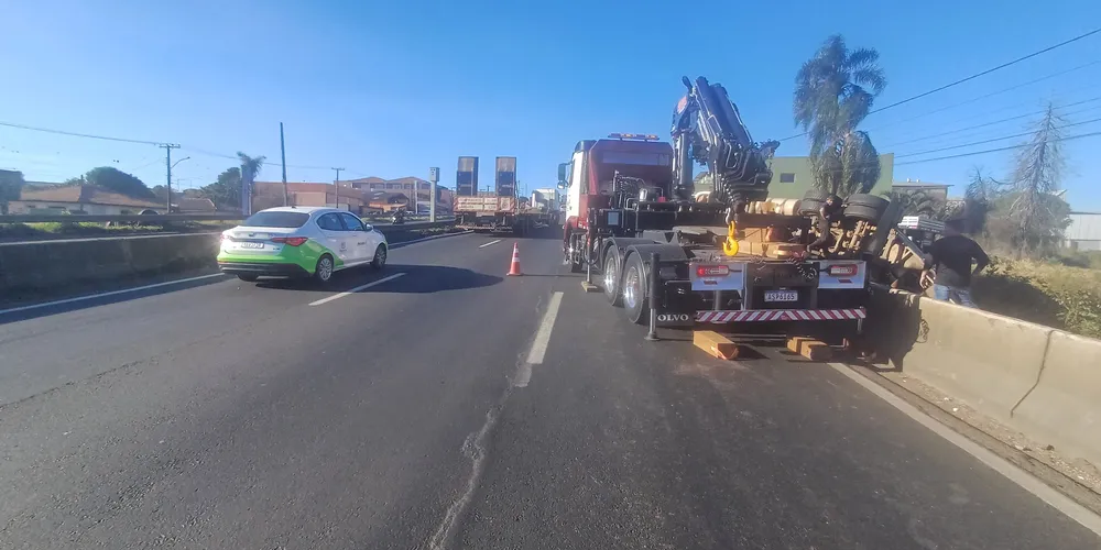 A medida foi autorizada pela PRF junto ao proprietário e acontece após a finalização do transbordo da carga