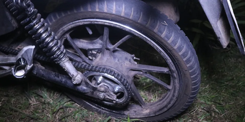 Pneu de moto fura e causa acidente na Avenida Visconde de Taunay.
