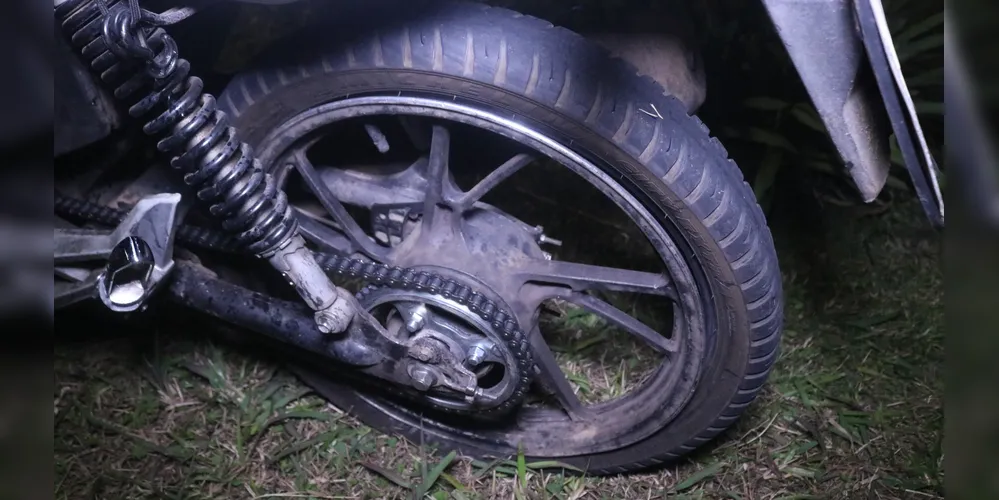 Pneu de moto fura e causa acidente na Avenida Visconde de Taunay.