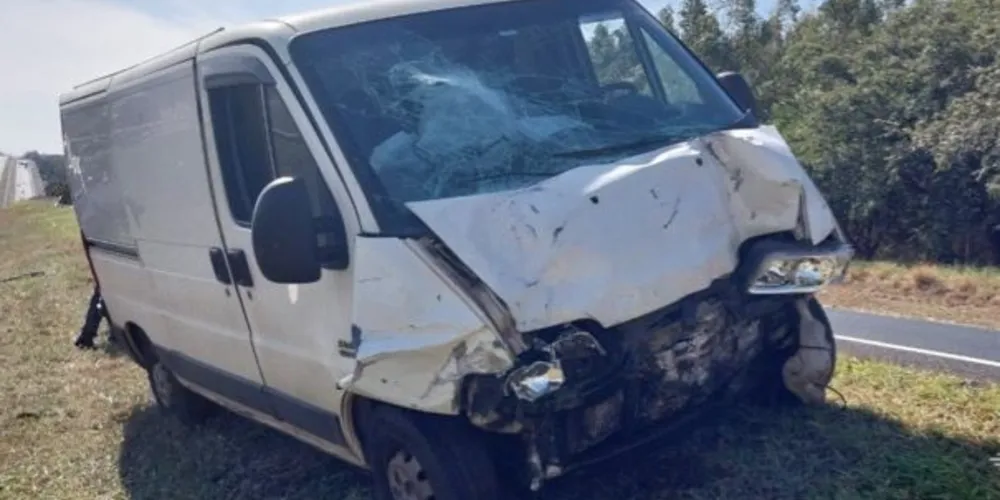 Van envolvida em acidente fica parcialmente destruída