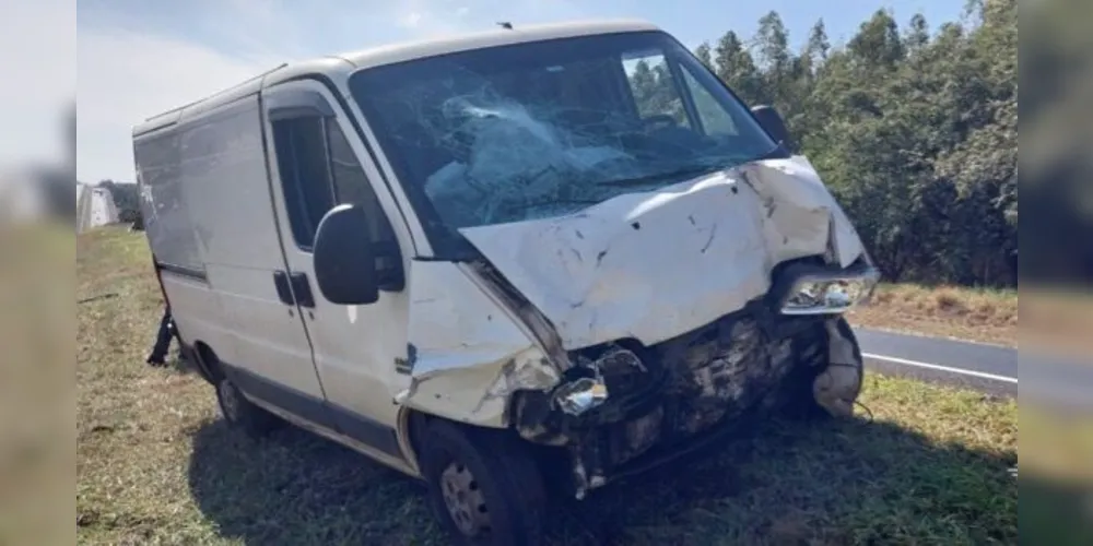 Van envolvida em acidente fica parcialmente destruída