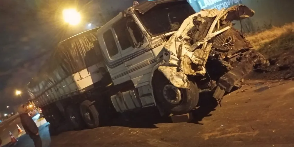 Caminhão é guinchado e retirado de via pública.