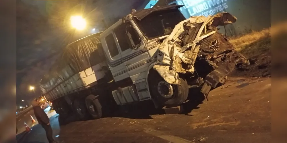 Caminhão é guinchado e retirado de via pública.