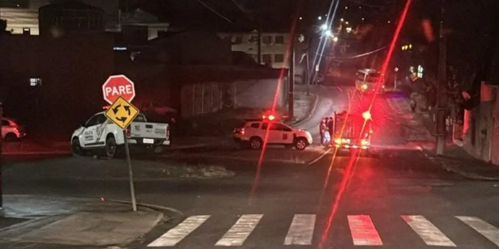 O caso aconteceu na madrugada deste sábado (19), na rua Catão Monclaro, no Centro