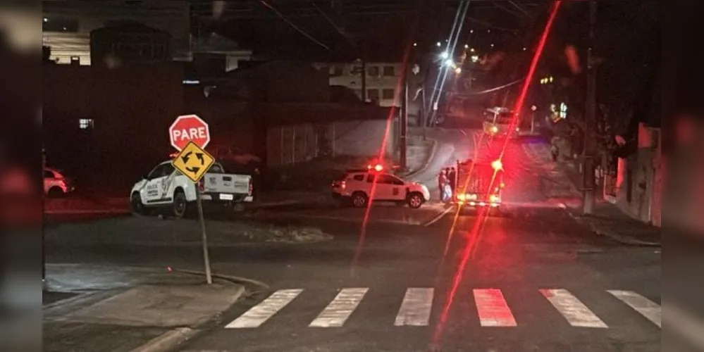 O caso aconteceu na madrugada deste sábado (19), na rua Catão Monclaro, no Centro