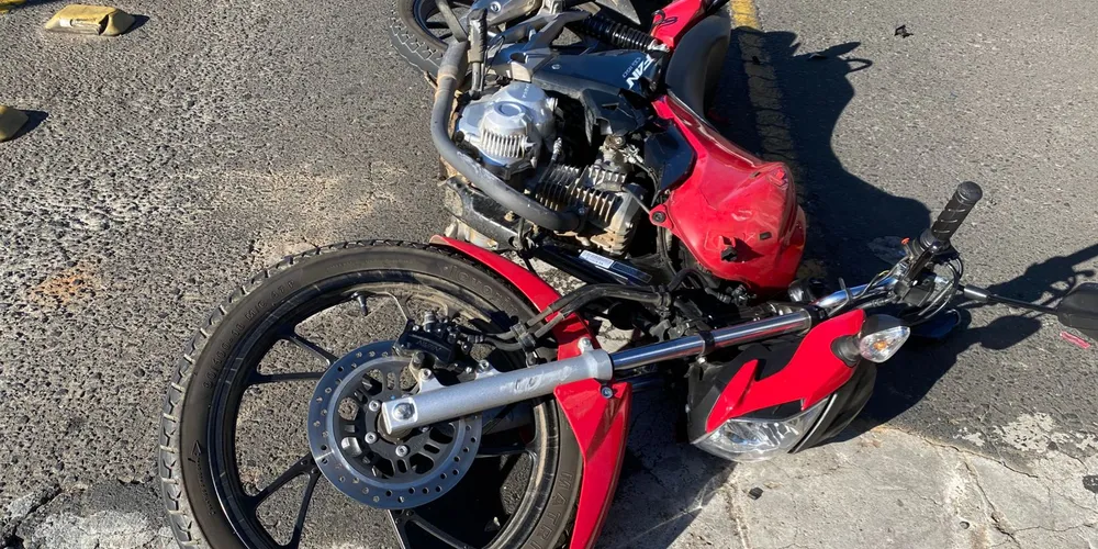 Motorista tenta entrar em estacionamento e colide com moto em PG