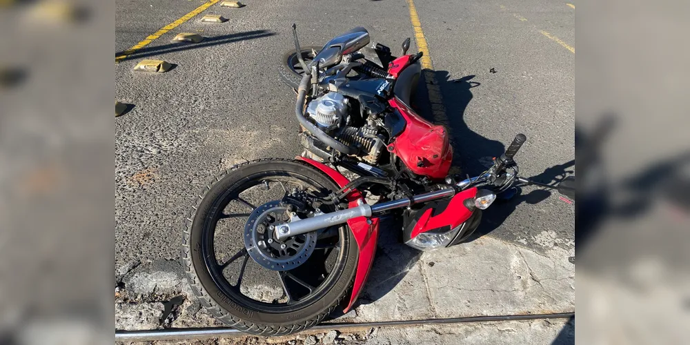 Motorista tenta entrar em estacionamento e colide com moto em PG