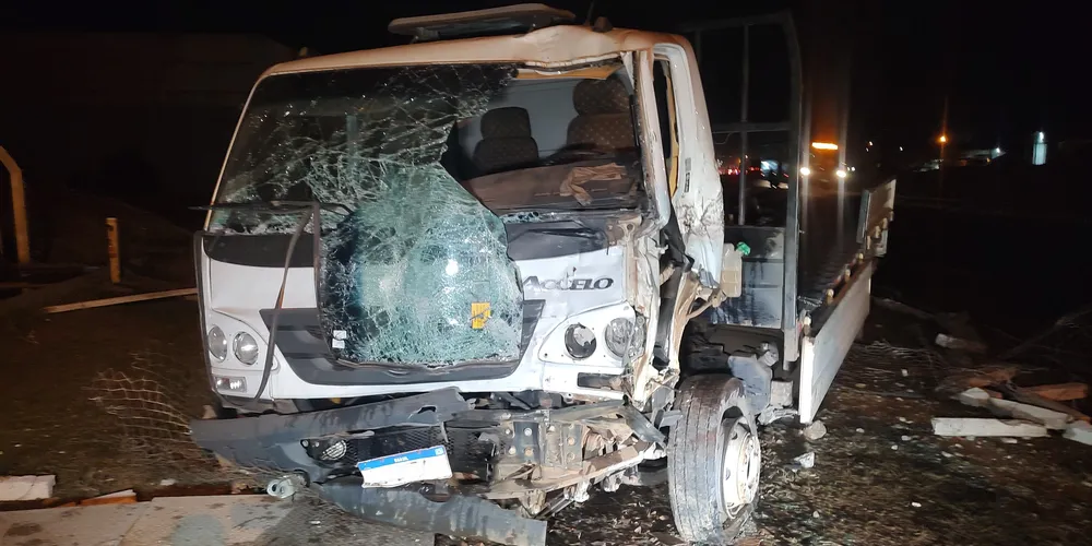 Veículo invade pátio de empresa e atinge outro caminhão em PG