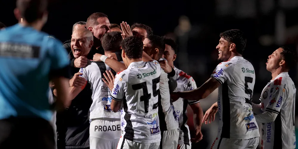 No último jogo em casa, o Operário venceu o Atlético-GO por 3 a 0