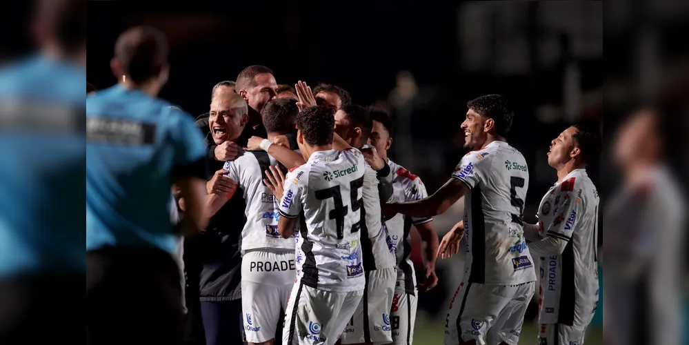 No último jogo em casa, o Operário venceu o Atlético-GO por 3 a 0
