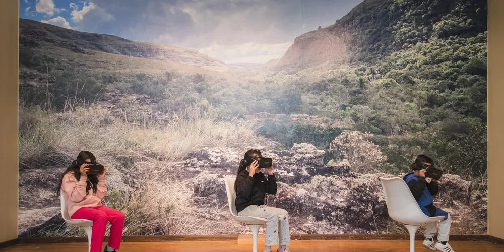 Conta também com uma novidade tecnológica: a experiência de realidade virtual com o vídeo “Ancoragem”, que permite ao público vivenciar as percepções da artista na paisagem da Escarpa, em 360 graus