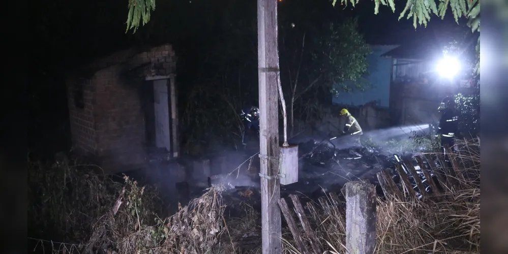 Equipe do Corpo de Bombeiros foi acionada para conter as chamas