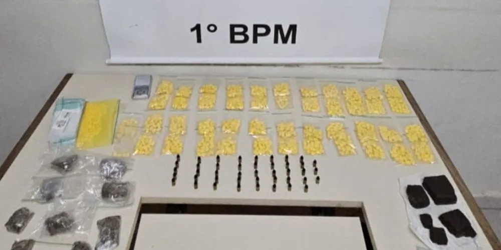 Drogas e munições foram apreendidas