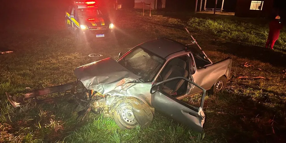 O veículo Ford Courier prata ficou parcialmente destruído