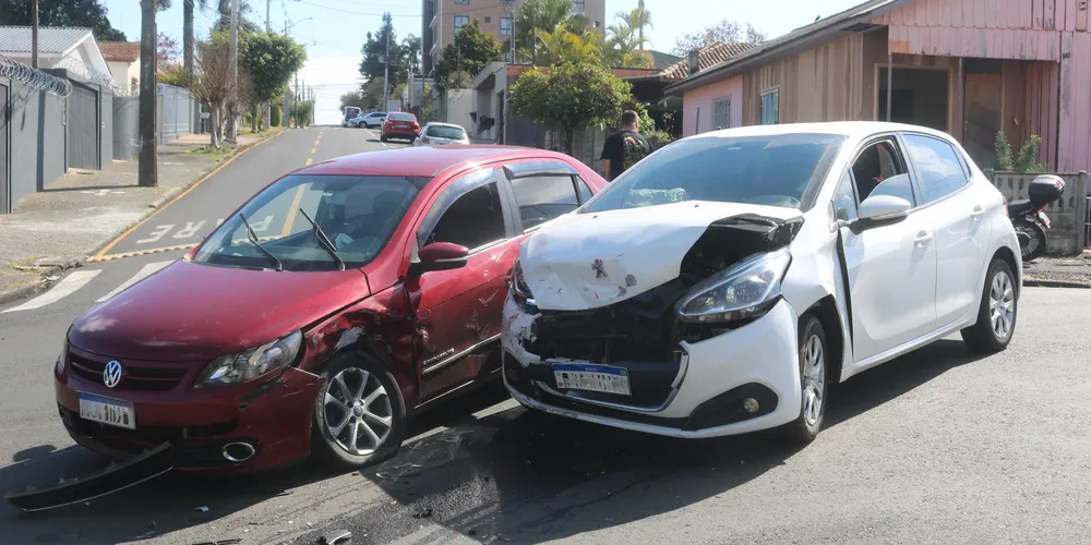 Veículos colidiram no início da tarde desta sexta-feira (25)