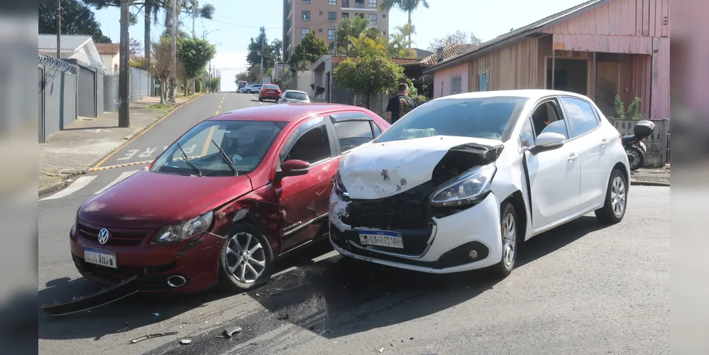 Veículos colidiram no início da tarde desta sexta-feira (25)