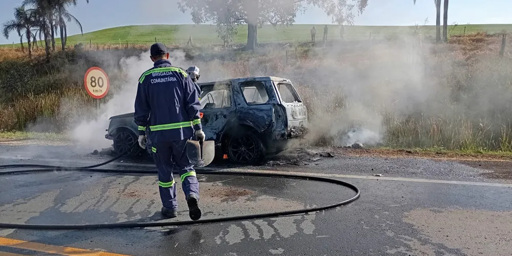 Incêndio destrói veículo e interdita PR-092 em Arapoti