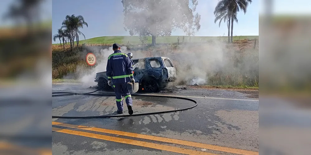 Incêndio destrói veículo e interdita PR-092 em Arapoti