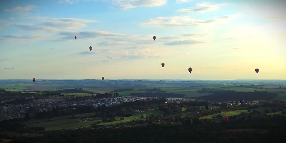 Vídeos mostram os balões sobrevoando sobre a cidade