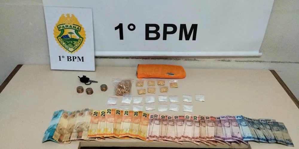 Foram apreendidas drogas e certa quantia em dinheiro